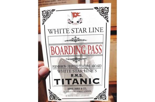 En la recepción del Titanic Artifact Exhibition te dan una tarjeta de abordaje de uno de los pasajeros o tripulantes, ya que al final del recorrido verás si sobreviviste o no al naufragio.
