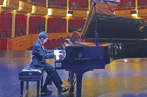 El niño David García, considerado un prodigio del piano actuará como solista.