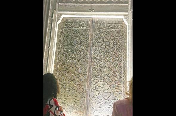 Puerta de madera de dos hojas recubierta de bronce y placas y tiras de cobre y latón, del período de la dinastía Artuqid.