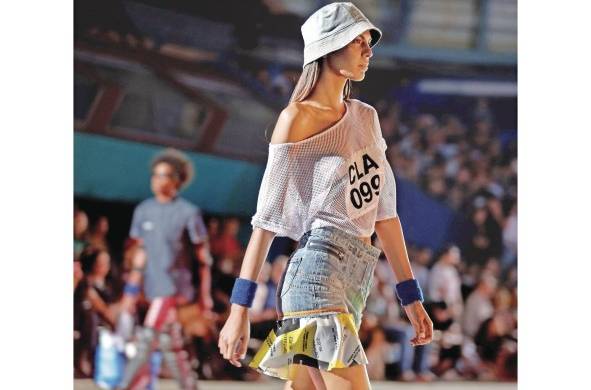 Gloria Deportiva” presenta kimonos inspirados en el boxeo y ropa deportiva con estampado de imágenes destacadas del deporte cubano.