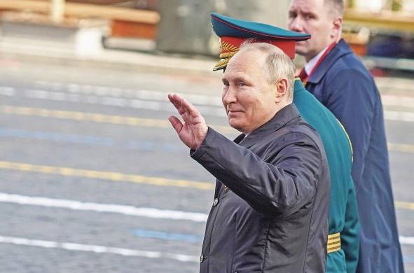 El presidente Vladimir Putin saluda después del desfile militar por el Día de la Victoria, en la plaza Roja, Moscú, el 9 de mayo de 2022, para conmemorar el 77 aniversario de la victoria en la Gran Guerra Patriótica.