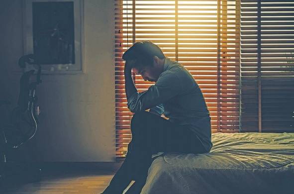 La soledad provoca ansiedad y depresión, siendo esta última la causante de suicidios más en hombres que en mujeres.