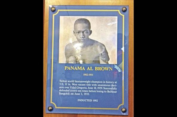 El 4 de octubre de 1930, el colonense Panamá Al Brown venció a Eugene Huat por decisión.