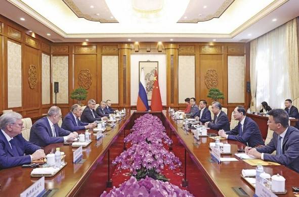 El ministro de Relaciones Exteriores de China, Wang Yi (d.), se reunió con su contraparte rusa Sergei Lavrov en la casa de huéspedes Diaoyutai China, ayer 16 de octubre.