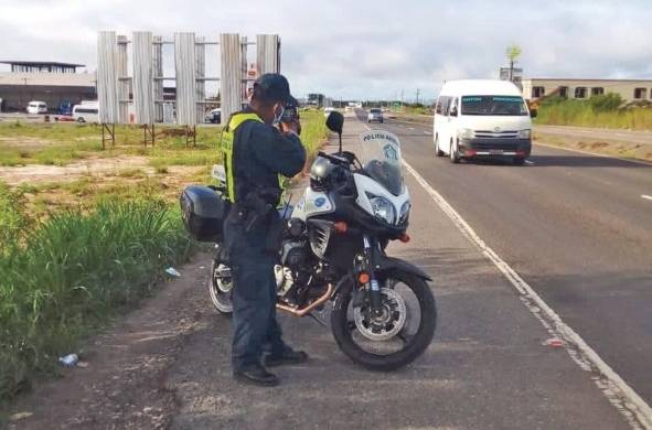 Un agente de la Policía de Tránsito realiza un operativo de velocidad en la vía Interamericana en Panamá.