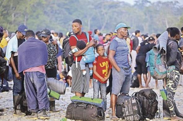 Migrantes hacen fila en la comunidad de Bajo Chiquito para ser trasladados a la Estación de Recepción Migratoria de San Vicente en Metetí (Panamá), el 11 de marzo de 2023.
