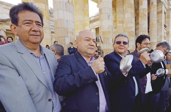 Orjuela acompañado de otros dirigentes en una manifestación del 16 de diciembre.