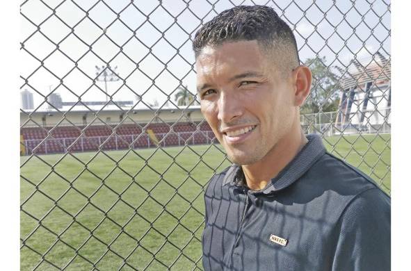 Jugó en México, Colombia y Venezuela; ha logrado cuatro títulos en el fútbol profesional panameño.