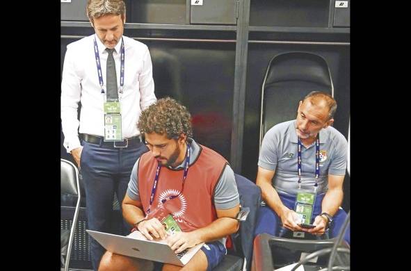 Escriu, sentado, junto al entrenador nacional Thomas Christiansen de pie, y Javi Sánchez Jara del cuerpo técnico, comparten información.