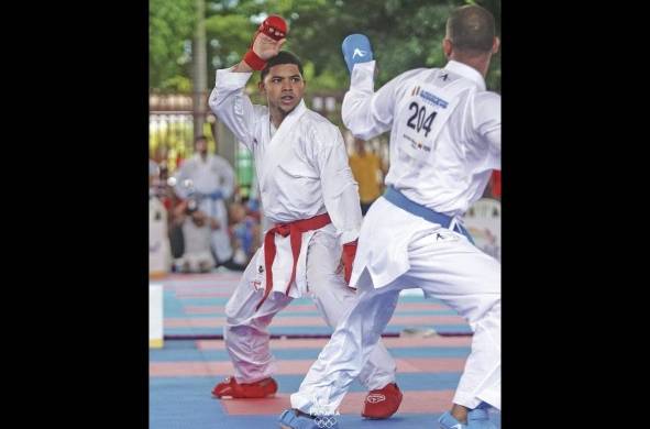 El karateca Alberto Gálvez (Izq.) se colgó una de las preseas de plata en los juegos Bolivarianos.