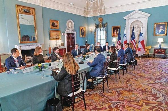 Reunión bilateral celebrada en la sala Thomas Jefferson del Departamento de Estado de Estados Unidos.