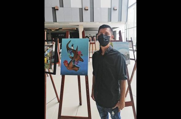 El artista Membache junto a su obra 'Inspiración de cuarentena', realizada en medio de la pandemia.