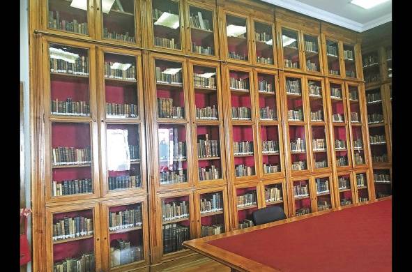La biblioteca cuenta con hermosos mobiliarios que preservan los valiosos archivos que allí reposan.