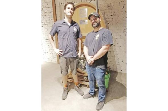 Stefano Marín y Jonathan Pragnell, en la nueva sala de barricas de Casa Bruja
