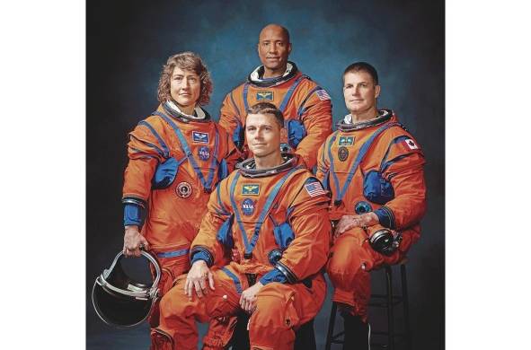 Los astronautas Christina Hammock Koch, Reid Wiseman (sentado), y Víctor Glover y Jeremy Hansen