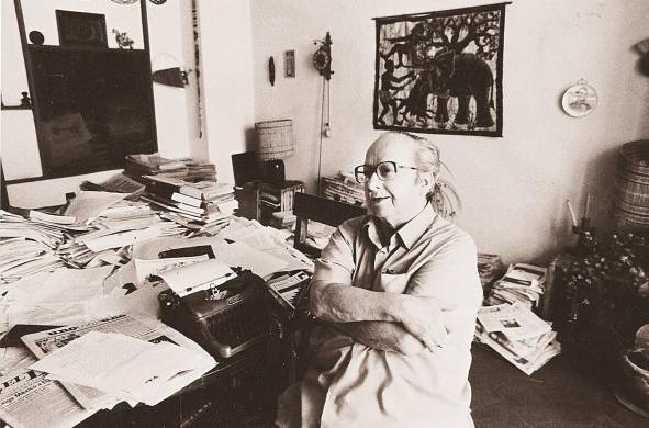 Selser, en la mesa de trabajo de su casa en México, 1990.