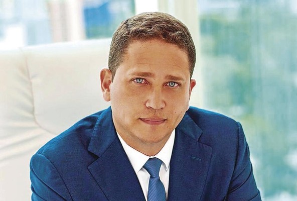 El doctor Batista es miembro de la Asociación Panameña de Alergología e Inmunología Clínica, egresado de la Universidad de Salamanca, España y de la Universidad Austral de Chile.