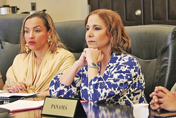 Samira Gozaine, directora del Servicio Nacional de Migración, junto a la subdirectora de la entidad María Isabel Saravia.