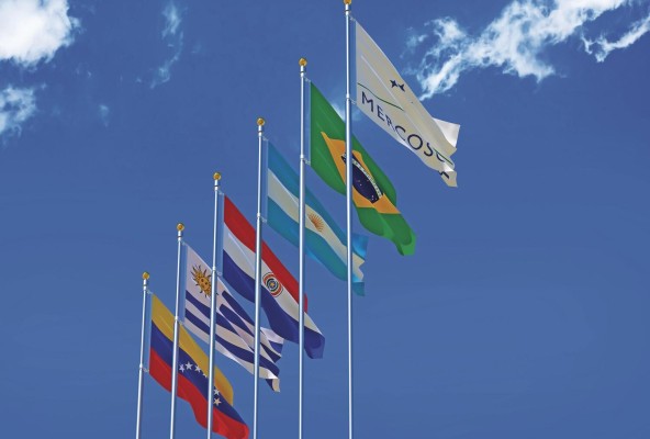 Los orígenes del Mercosur se remontan a los primeros acuerdos de entendimiento entre Argentina y Brasil a mediados de la década de 1980 y el acuerdo tripartito entre Argentina, Brasil y Paraguay de la década de 1970.