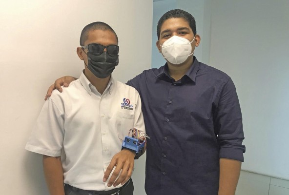 Franklin Morales, un colaborador de la Senadis con sede en Chiriquí, es el sujeto de prueba del prototipo desarrollado por Marco Rodríguez.