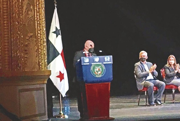 “El arte de la poética es un rito, la soledad acompañada donde se talla todo lo que el corazón dicta”, expresó Manuel Orestes Nieto en su discurso tras ser condecorado.