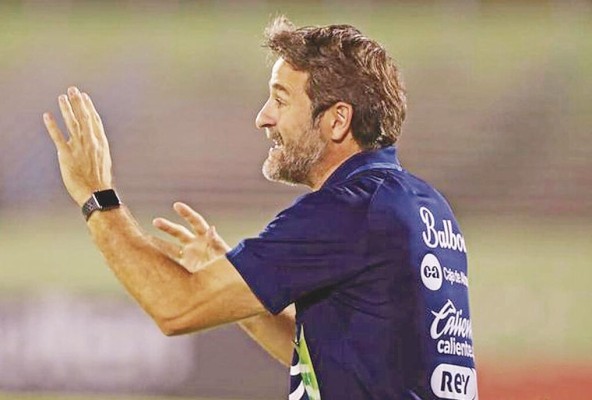 Desde el banco del cuerpo técnico se esperaba que les llegara a los jugadores un mensaje con serenidad; Christiansen dio la impresión, por momentos, de que lo superaba la ansiedad.
