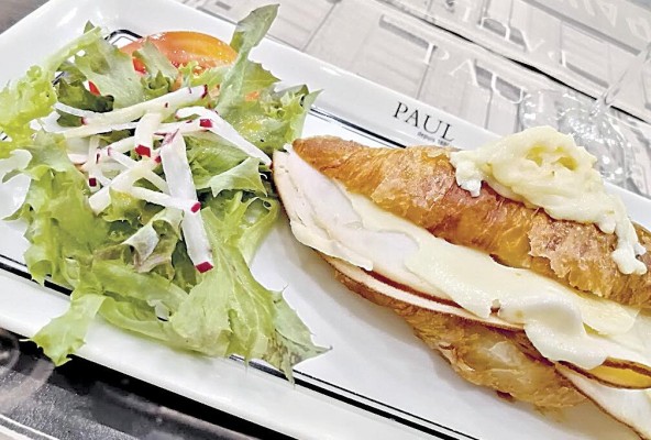 Croissant relleno de queso emmental, jamón de pavo y Bechamel