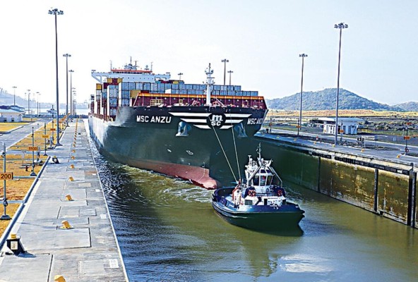 Un buque cruza por el Canal de Panamá.