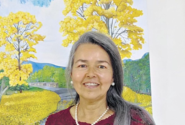 Dalila Ivette Colindres. Artista plástica. Nominada a mención honorífica: Cultura “Estos eventos son un llamado a seguir siendo mujeres fuertes y emprendedoras. Impulsa y conmemora la participación en actividades de diferentes sectores (familia, empresas, comunidades) que promueven el desarrollo cultural, científico y económico de la sociedad”. El rol de la mujer es igual a todo ser humano: pensamos, decidimos y actuamos en circunstancias importantes y lideramos tareas. Además, poseemos una gran capacidad en nuestro rol como madres y administradoras del hogar. El liderazgo femenino se ha ido incrementando y demuestra ser de gran importancia porque somos capaces de dirigir grupos de trabajo y realizar propuestas”.