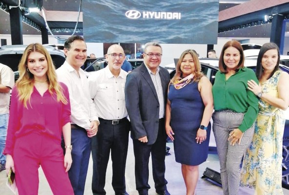 Caro Abadía, Carlos Anguizola, Octavio García, Delio Núñez, Isabel David, Lissie Bernal y Joanna Solís