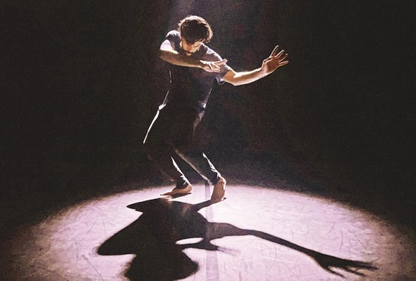 Jonathan Valdivieso presentará 'Cita a ciegas con una luciérnaga' este jueves 17 de agosto en Blackbox.