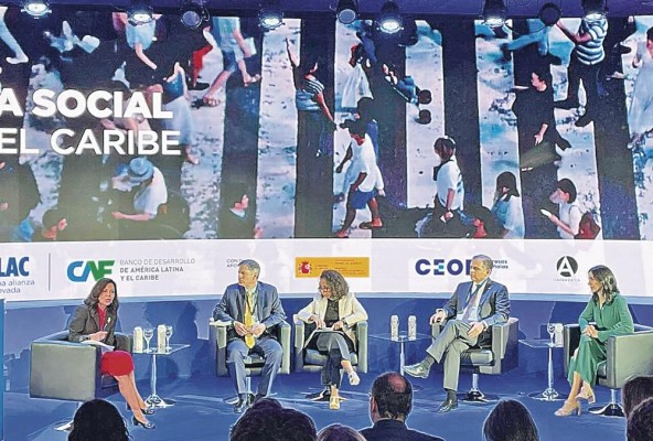 La embajadora de EE.UU. en España, Julissa Reynoso; la panameña Michelle Muschett, directora del Programa de las Naciones Unidas para el Desarrollo (Pnud), entre otros panelistas.