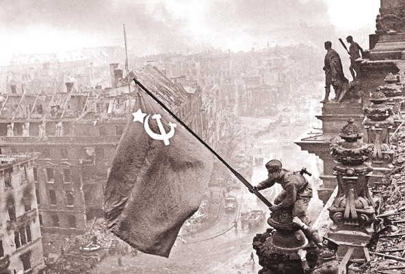 Soldados soviéticos plantan la bandera de la URSS en el edificio del Reichstag, en Berlín.