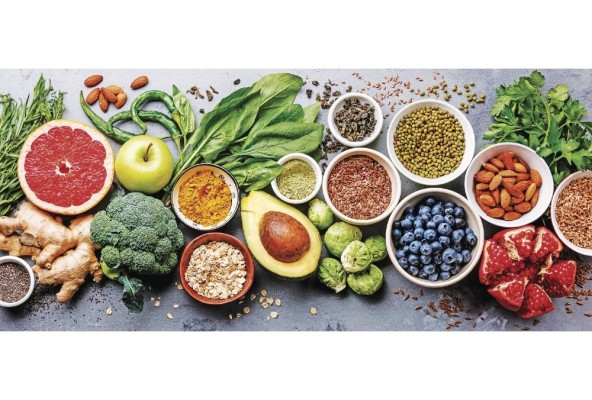 Una dieta balanceada en frutas, verduras y grasas saludables.