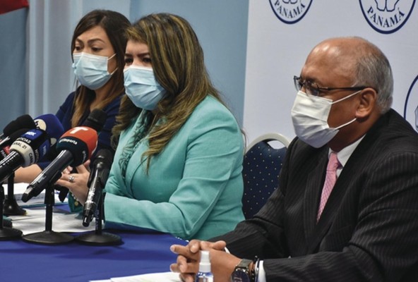 Lcda. Kathia Quiel Carreira, Ana Patricia Cuestas Polanco, y Roberto Crespo
