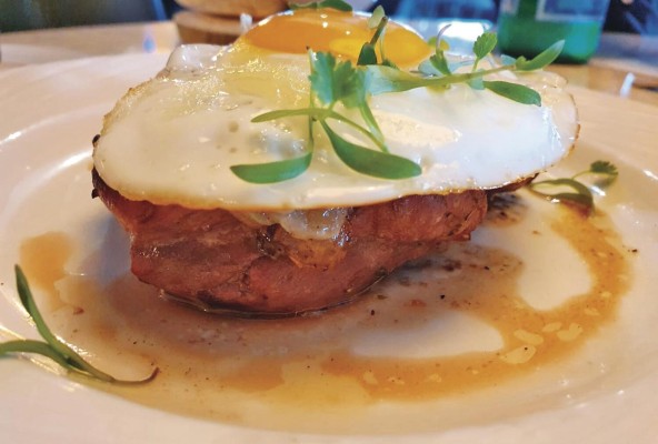 El 'Filete a caballo' es cocido al Josper, coronado con cebolla salteada y huevo frito, acompañado de papas francesas.