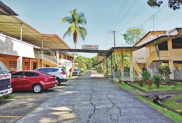 A unos metros de la avenida José Agustín Arango se encuentra el Hogar Bolívar de Ancianos.