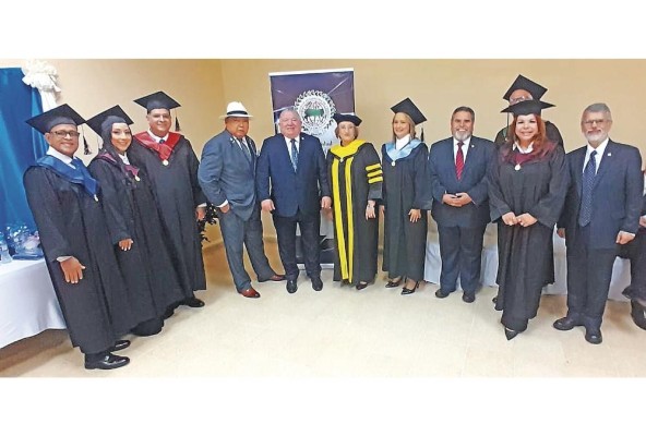 Vicerrectores y decanos de la Unachi, y el rector de la UTP, Omar Aizpurúa
