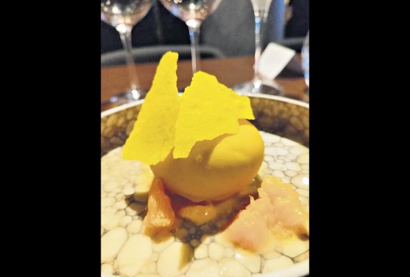 Mousse de yuzu, galleta de cúrcuma, crema de yuzu y raspao y supremas de mandarina