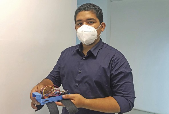 Marco Rodríguez desarrolló el dispositivo de antebrazo en la asignatura formación de emprendedores de la Facultad de Ingeniería de Sistemas Computacionales de la UTP.