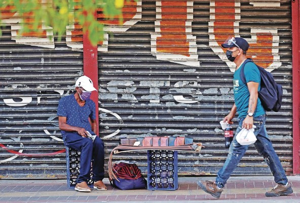 Un hombre vende correas y carteras en un puesto improvisado en ciudad de Panamá, en una imagen de archivo.