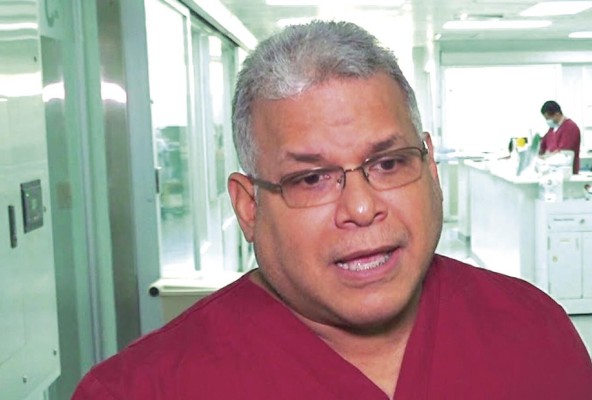 El doctor David Villalobos, exjefe de Intensivos de la CSS, pide a sus colegas ir a los hospitales.