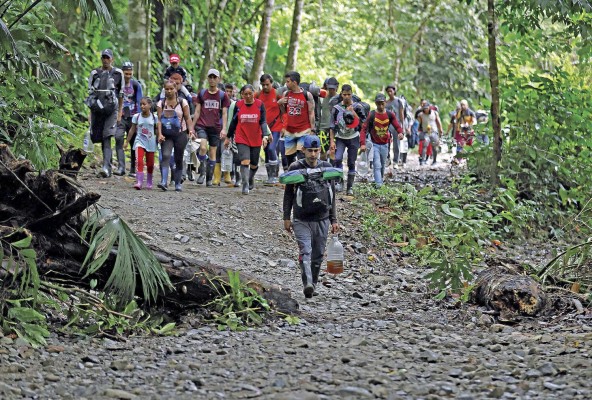 Un grupo de migrantes camina hacia el Darién durante su recorrido hacia Norteamérica. Crece la cantidad de niños que los acompañan.