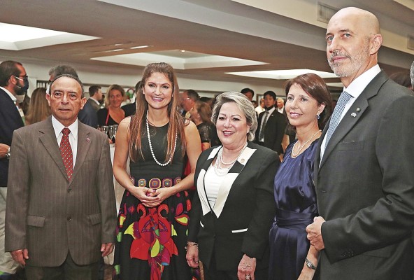 Agustin Luna Jiménez, Erika Mouynes, María Eugenia López Arias, Martina Maione Nicoletti y Fabrizio Nicoletti