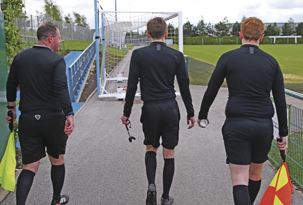 293 árbitros en Inglaterra señalaron en una encuesta haber sido abusados físicamente por jugadores, entrenadores, gerentes deportivos y espectadores.
