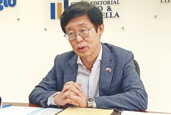 El embajador de Corea en Panamá, Jeong Jinkyu, visitó 'La Estrella de Panamá'.