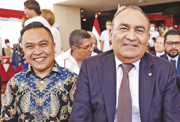 Sukmo Harsono y Enrique Jara