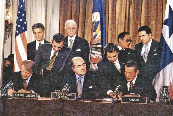 Omar Torrijos y Jimmy Carter, firmando los Tratados de 1977.
