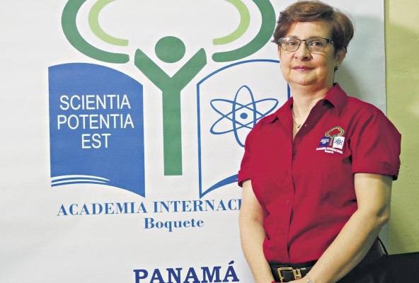 Melissa Vallarino. Presidenta del Grupo Academia Internacional. Nominada a mención honorífica: Educación “Pienso que estos eventos permiten reconocer el trabajo de mujeres, que por mucho tiempo estuvieron en el anonimato. En el ámbito educativo siempre se ha reconocido a esa maestra que enseña a leer y escribir, la cual tiene un papel muy importante. Igualmente, estos eventos impulsan el rol de la mujer empresaria en el mundo de la educación y otros ámbitos, que tienen que luchar contra muchos estigmas”. “Cada día el liderazgo que la mujer ha adquirido, marca una diferencia en la sociedad. Debemos educar a nuestros hijos en el respeto al ser humano, sin importar el género. Nosotras somos la base de la educación de los jóvenes del mañana, debido al rol que cumplimos como madres. Debemos enfocarnos en educar personas para que sean capaces de tomar decisiones en un mundo globalizado y en constante cambio”.