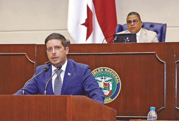 El ministro Federico Alfaro participó ayer de la sesión del pleno de la Asamblea que aprobó, en segundo debate, el contrato minero.